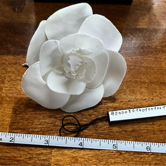 Chanel Camellia Flower Broochh in White Silk - Picture 6 of 7